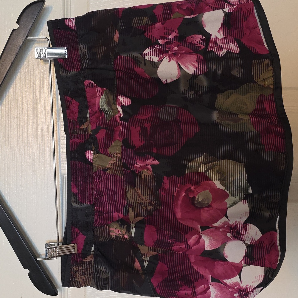 The North Face Floral Running Skort in Black with Burgundy-Pink and Olive - Picture 3 of 6